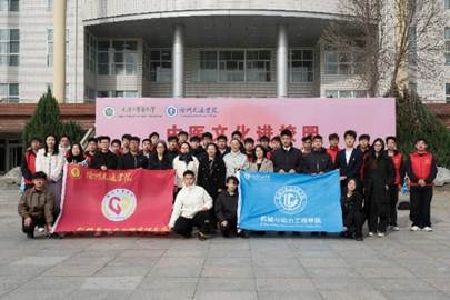 一群人站在建筑前 AI 生成的内容可能不正确。