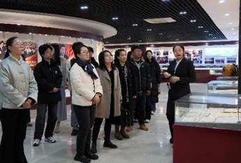 一群人站在室内合影 AI 生成的内容可能不正确。